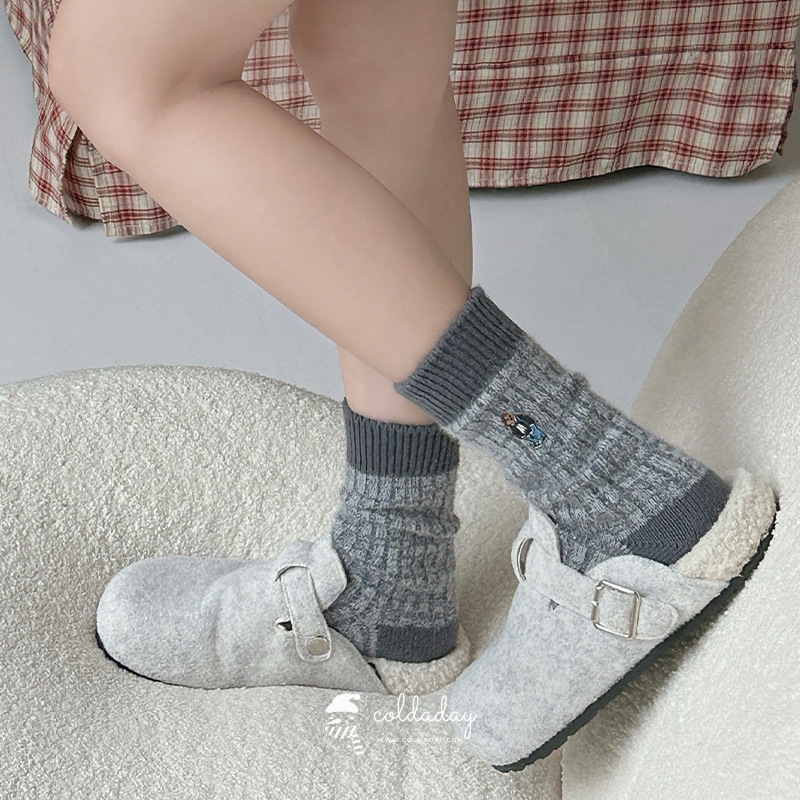 6137 Wooly Bear Hug Socks 14